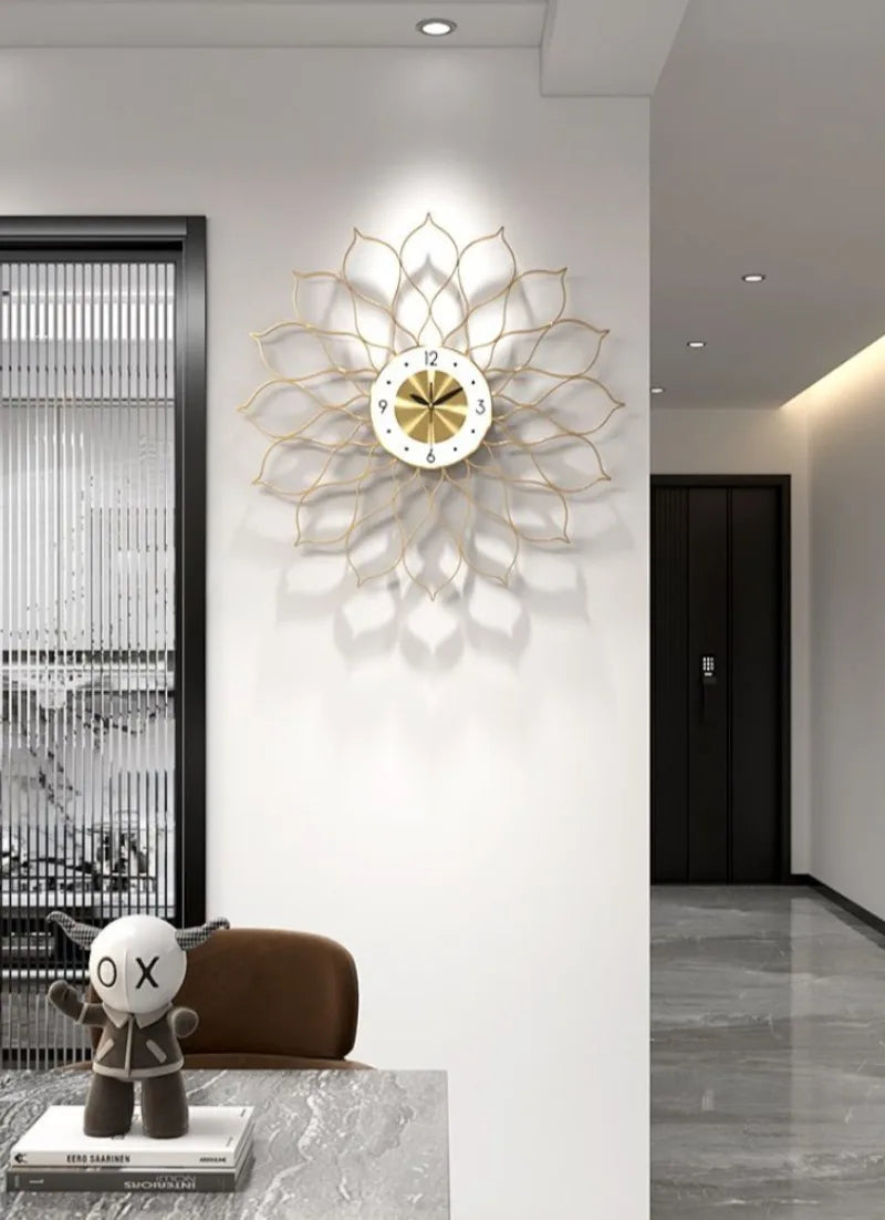 Große Design-Wanduhr aus Metall mit goldenen Lotusblättern aus Draht für Wohnzimmer und Schlafzimmer – Ø 55 cm, lautlos, Metall-Zifferblatt