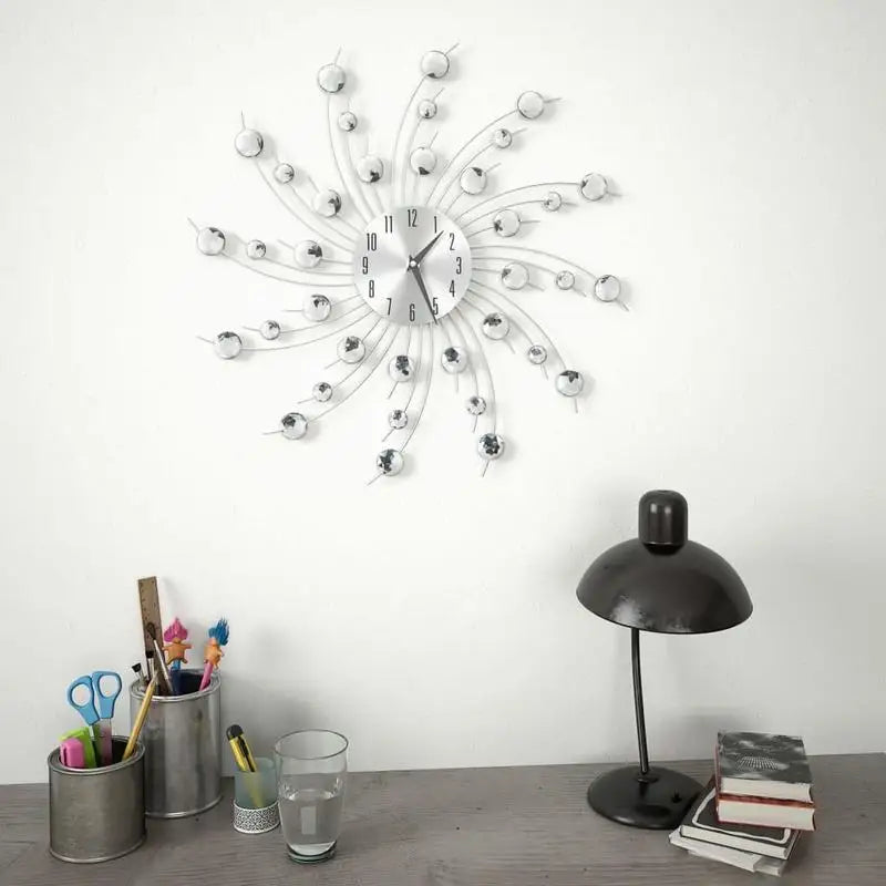 Sonnen-Wanduhr aus Aluminium mit Kristallakzenten im modernen Design für das Wohnzimmer – 50 cm, lautloses Quarzwerk, klare Ziffern, Silber