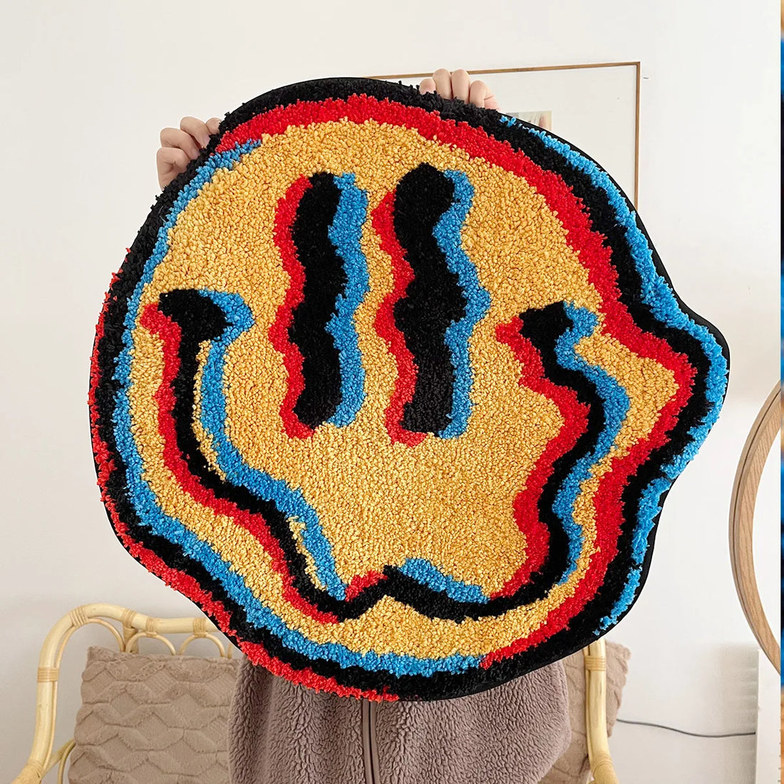 Getufteter Teppich mit Trippy-Smiley-Motiv als Deko fürs Schlafzimmer – 60 × 60 oder 90 × 90 cm, handgetuftet, rutschfeste TPR-Rückseite