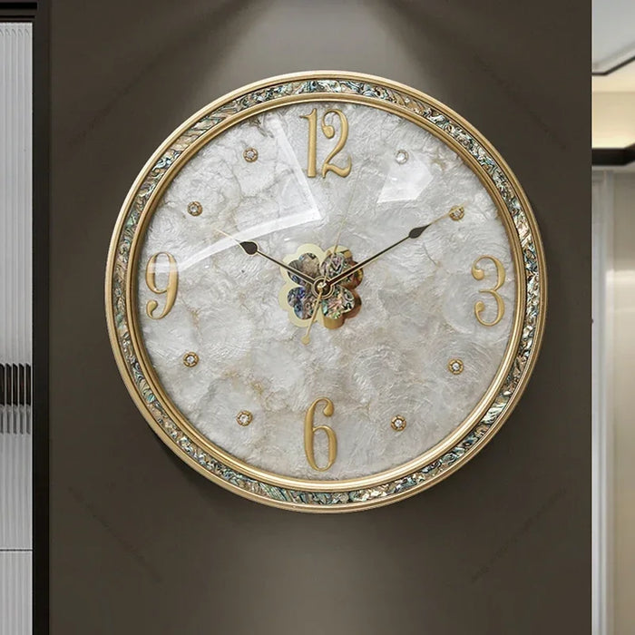 Dekorative Wanduhr mit goldenem Rahmen und Perlmutt-Optik für das Wohnzimmer – Ø 35 cm, rund, lautloses Quarzwerk, Kunststoffgehäuse, 5 Ausführungen