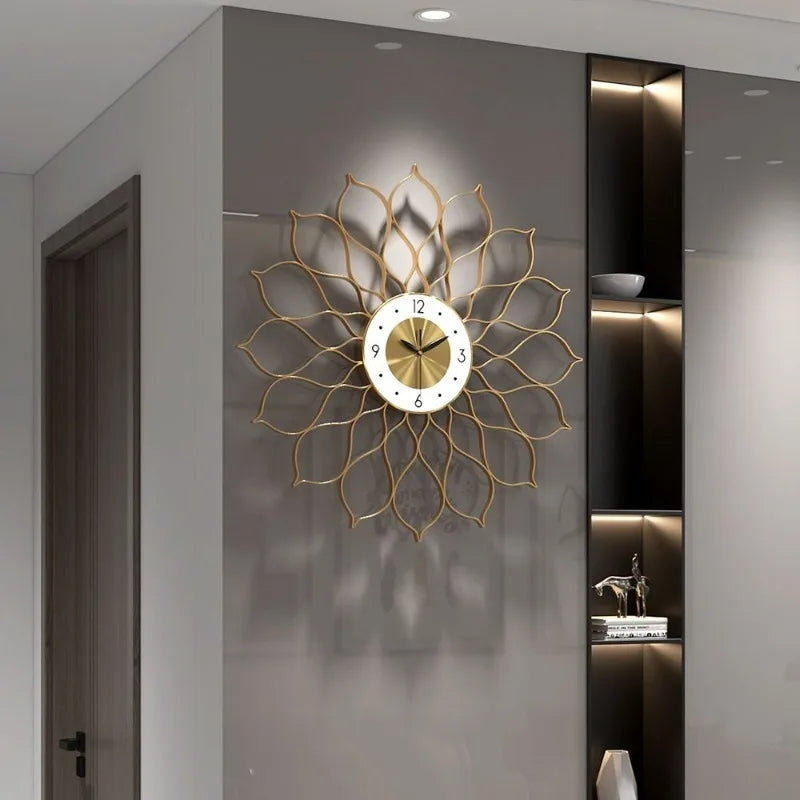 Große Design-Wanduhr aus Metall mit goldenen Lotusblättern aus Draht für Wohnzimmer und Schlafzimmer – Ø 55 cm, lautlos, Metall-Zifferblatt