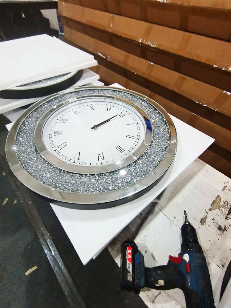 Große Spiegel-Wanduhr mit Glitzerring in Kristalloptik und römischen Ziffern für das Wohnzimmer – 60 × 60 cm, rund, gehärtetes Glas, 2 Ausführungen