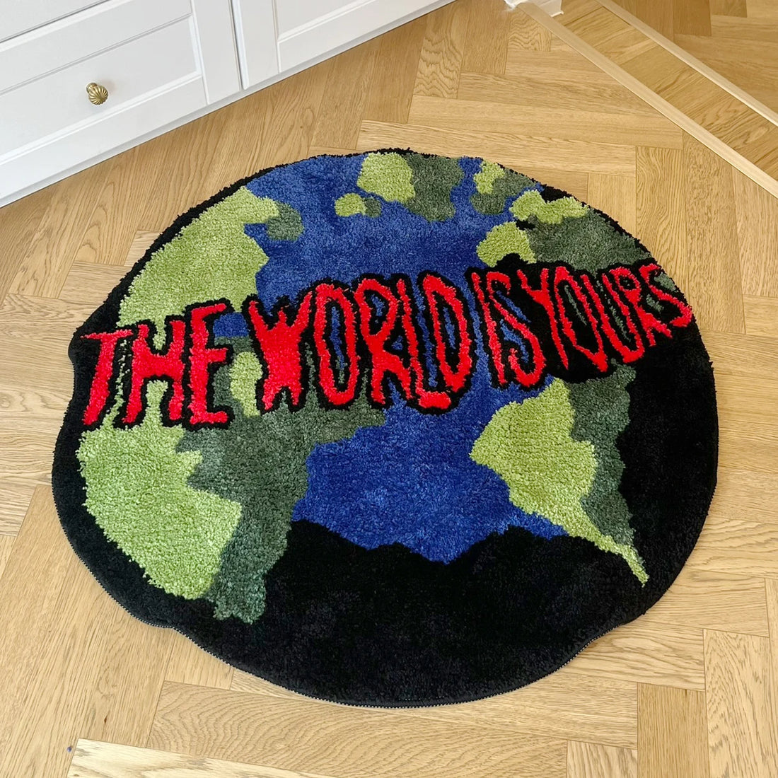 Runder Teppich mit Erdkugel-Motiv und rotem Schriftzug für Schlafzimmer und Bad – Ø 90 cm, getuftet, Acryl, rutschfeste Gummirückseite, waschbar