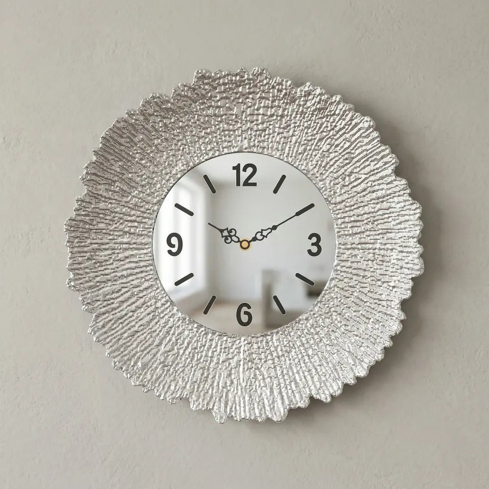 Lautlose Wanduhr mit strukturiertem Zierrahmen in Silber oder Gold für Wohnzimmer, Schlafzimmer und Küche – Ø 33 cm, rund, Quarz-Sweep-Uhrwerk
