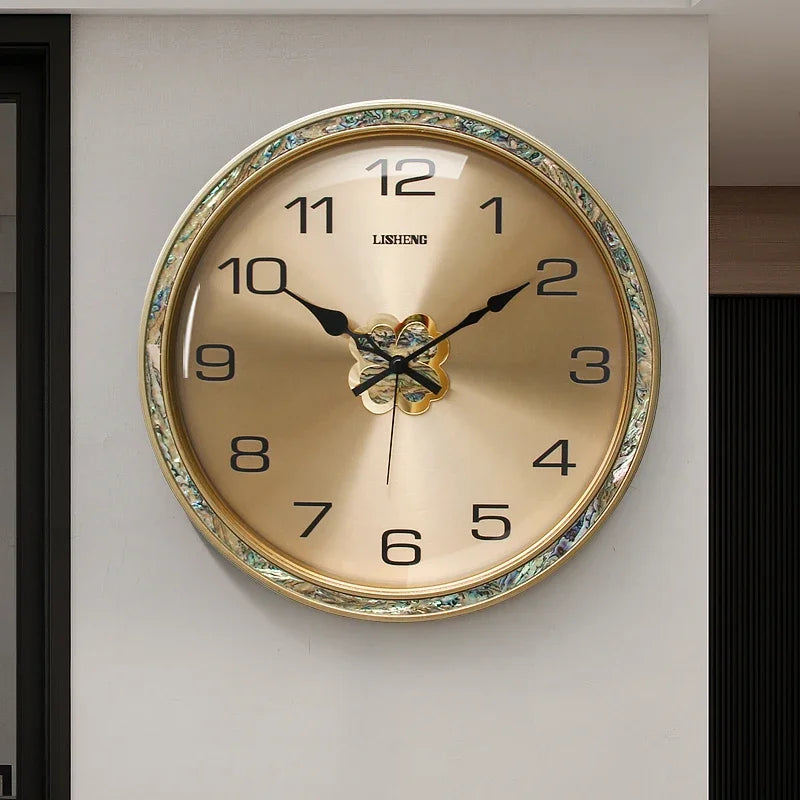 Dekorative Wanduhr mit goldenem Rahmen und Perlmutt-Optik für das Wohnzimmer – Ø 35 cm, rund, lautloses Quarzwerk, Kunststoffgehäuse, 5 Ausführungen