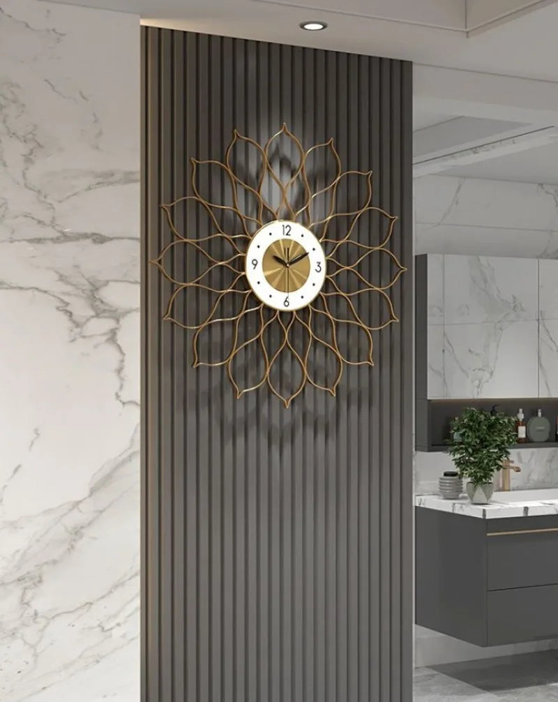 Große Design-Wanduhr aus Metall mit goldenen Lotusblättern aus Draht für Wohnzimmer und Schlafzimmer – Ø 55 cm, lautlos, Metall-Zifferblatt