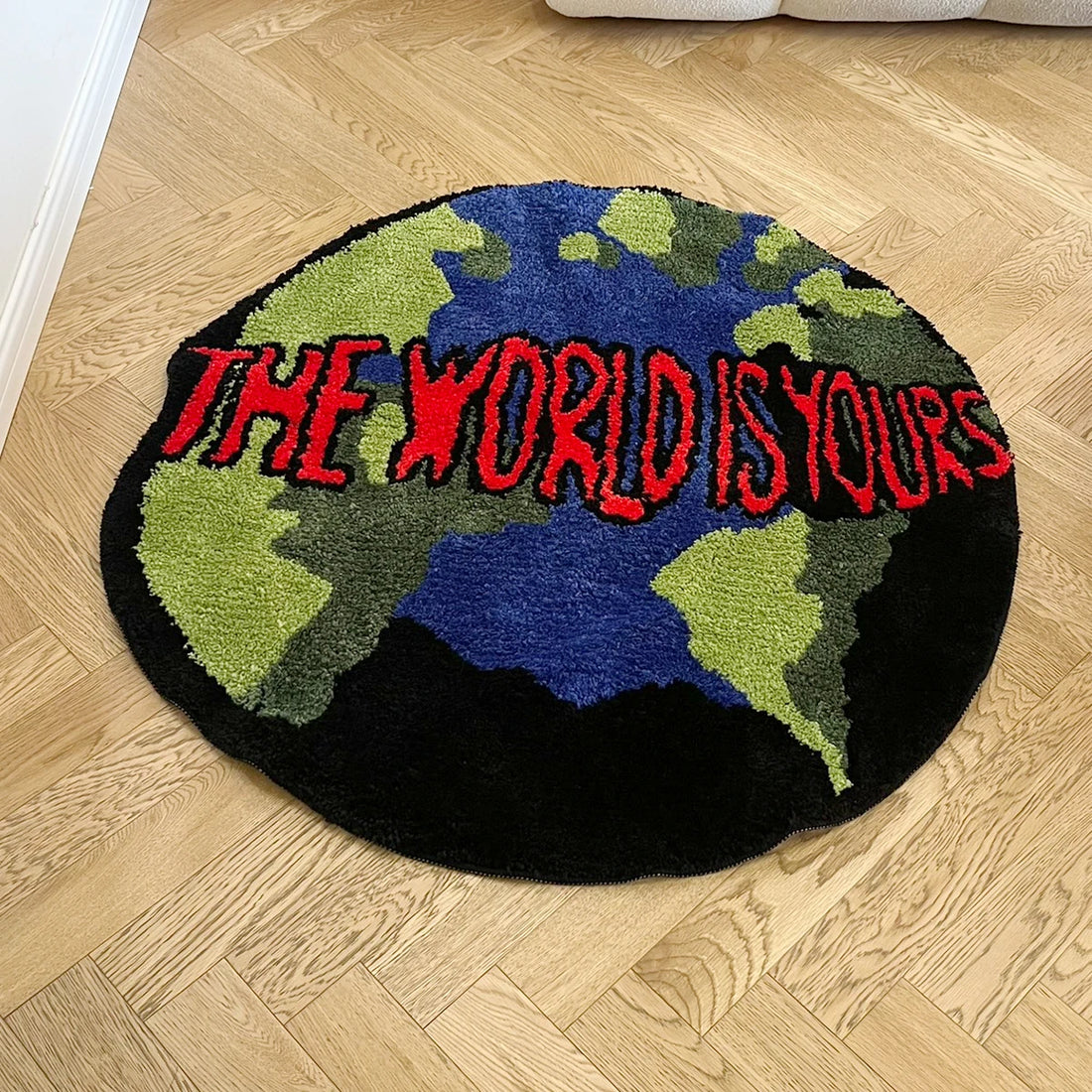 Runde Fußmatte im Globus-Design mit Schriftzug „The World Is Yours“ für Eingang und Schlafzimmer – Ø 90 cm, getuftet, Acryl, rutschfest