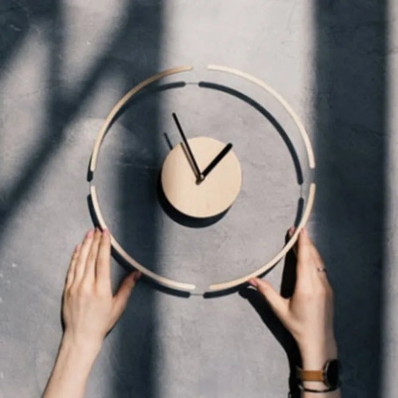 Transparente Wanduhr in schwebender Optik mit Holz im nordischen Stil für Schlafzimmer und Wohnzimmer – Ø 30 cm, analog, hell oder dunkel