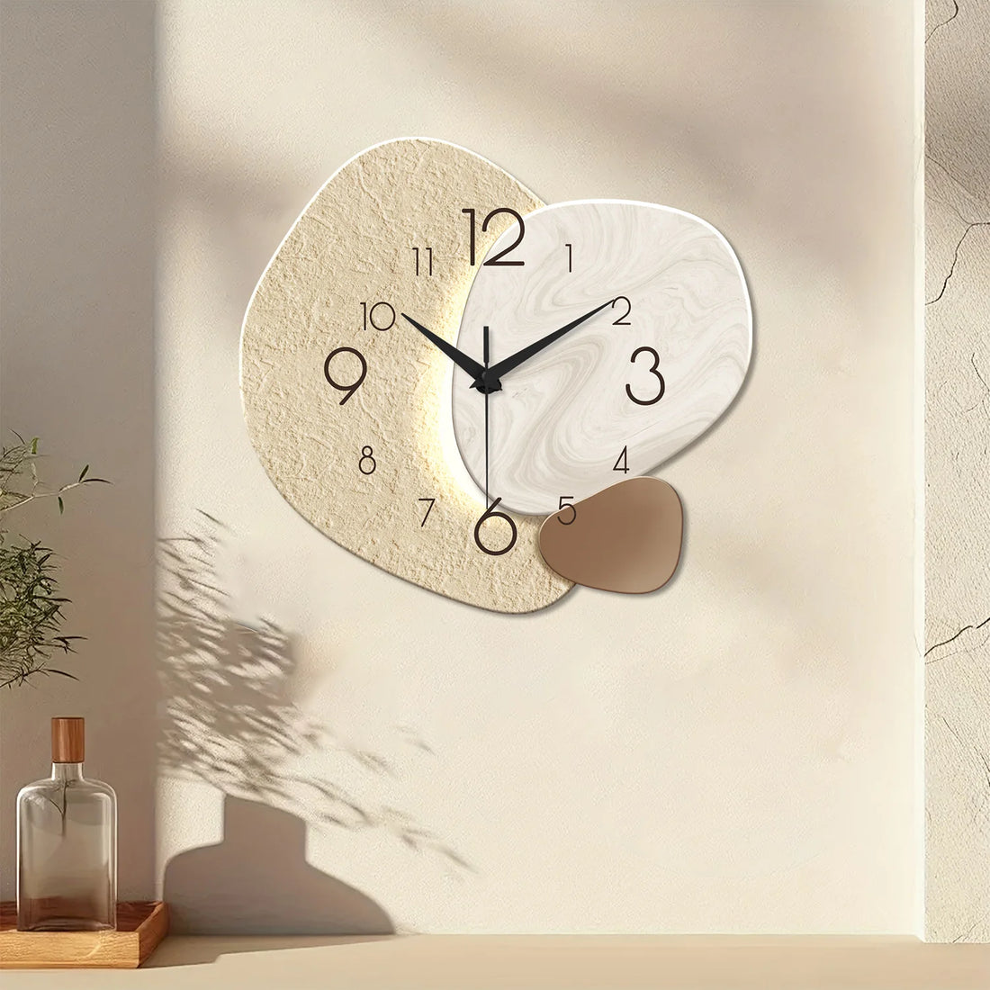 Schlichte Wanduhr aus MDF im japanischen Stil für Schlafzimmer und Wohnzimmer – ca. 30, 36 oder 41 cm, Kieselstein-Form, Creme, leises Quarzwerk
