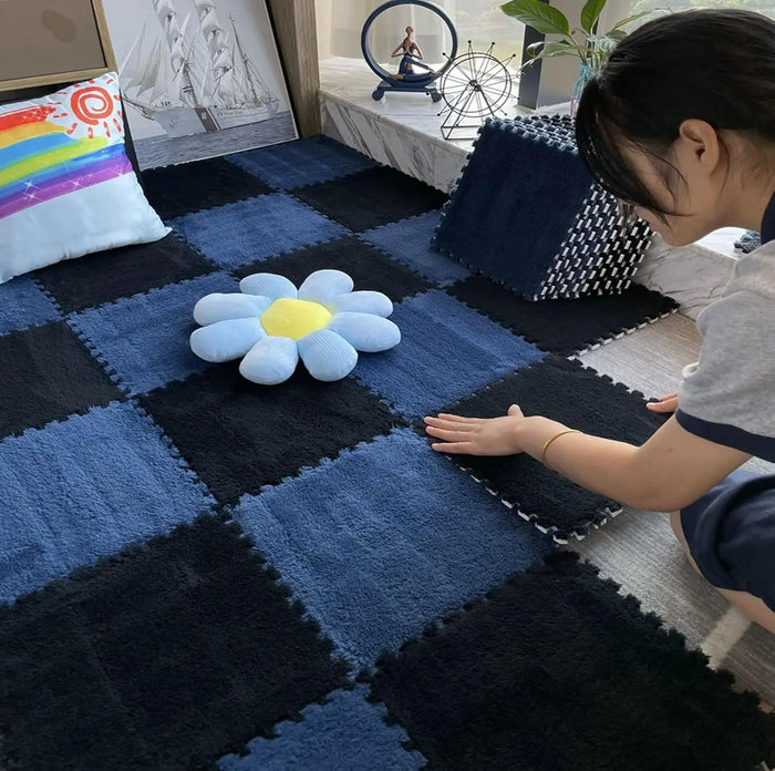 Warme Spielmatte aus 10 Plüsch-Schaumstofffliesen für Kinderzimmer und Schlafzimmer – 30 × 30 × 1 cm, ineinandergreifend, mit Randstreifen, 16 Farben