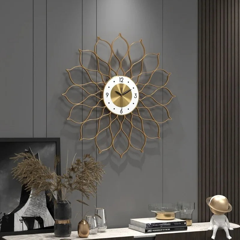 Große Design-Wanduhr aus Metall mit goldenen Lotusblättern aus Draht für Wohnzimmer und Schlafzimmer – Ø 55 cm, lautlos, Metall-Zifferblatt
