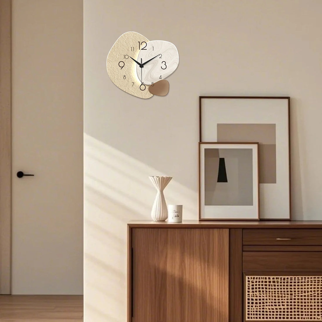 Schlichte Wanduhr aus MDF im japanischen Stil für Schlafzimmer und Wohnzimmer – ca. 30, 36 oder 41 cm, Kieselstein-Form, Creme, leises Quarzwerk