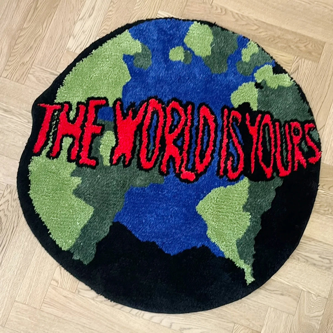 Runder Teppich mit Erdkugel-Motiv und rotem Schriftzug für Schlafzimmer und Bad – Ø 90 cm, getuftet, Acryl, rutschfeste Gummirückseite, waschbar