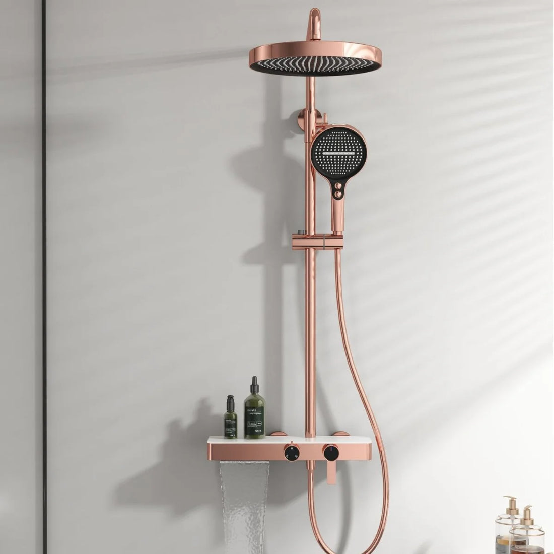 Aufputz-Duschsystem aus Messing mit Ablage und Knopfbedienung für das Badezimmer – 3 Funktionen, Kopfbrause 28 cm, Handbrause, Wannenstrahl, 6 Farben