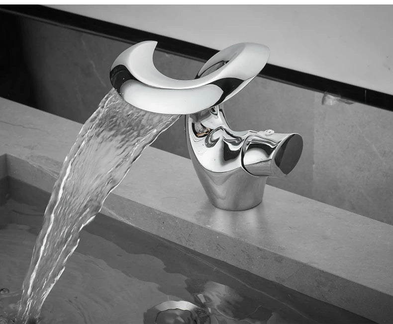 Geschwungene Waschtischarmatur aus Messing mit Wasserfall-Auslauf für das Badezimmer-Waschbecken – Einhebelmischer, Einlochmontage, 5 Farben