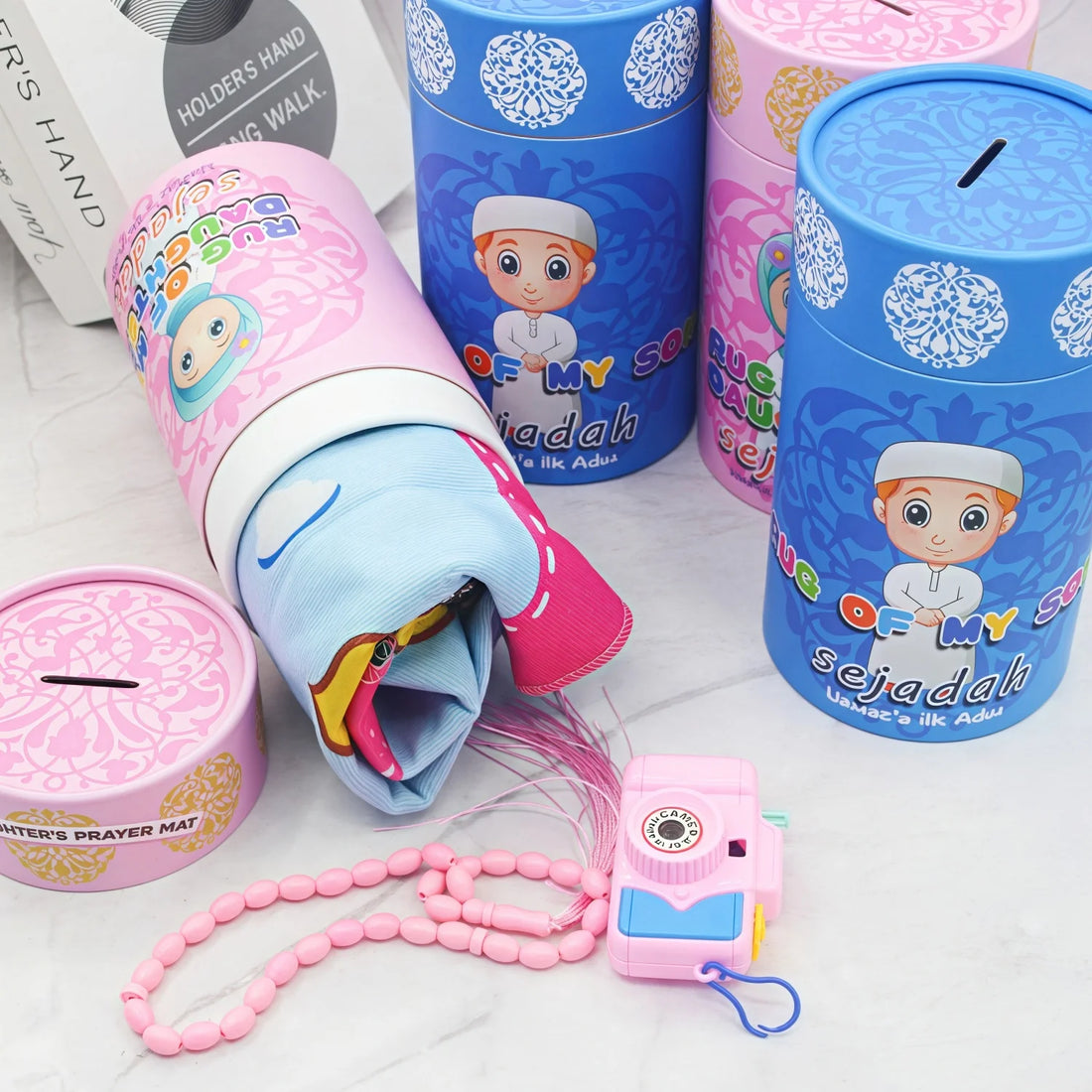 Gebetsteppich für Kinder im 4-teiligen Geschenkset zum Ramadan mit Gebetskette – 50 × 95 cm, Polyester, rutschfest, tragbar, Blau oder Rosa