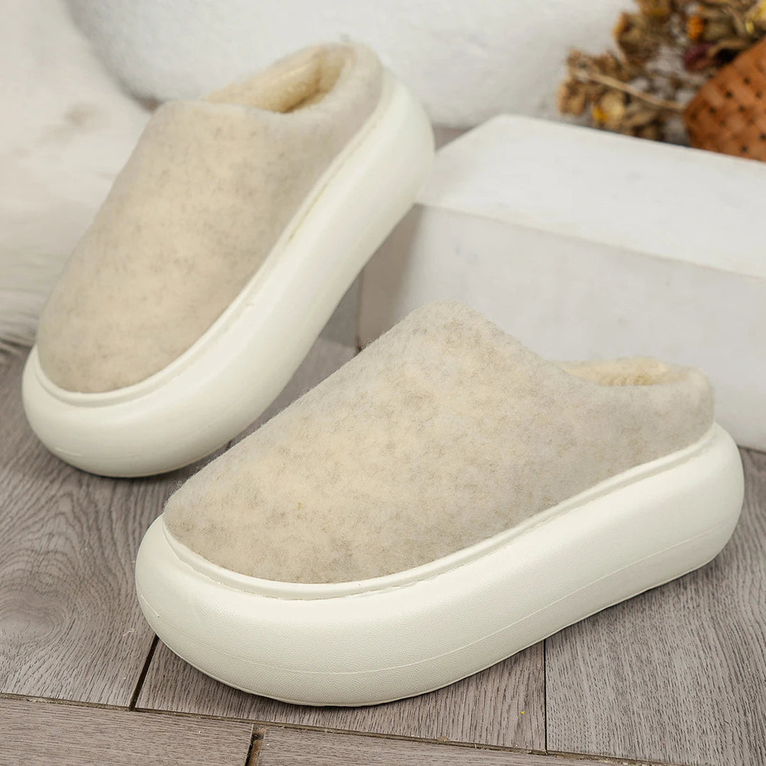 Warme Plüsch-Hausschuhe für Damen für Wohnung und gemütliche Abende – weich und leicht, in Beige und Braun, US-Größen 5,5 bis 7,5