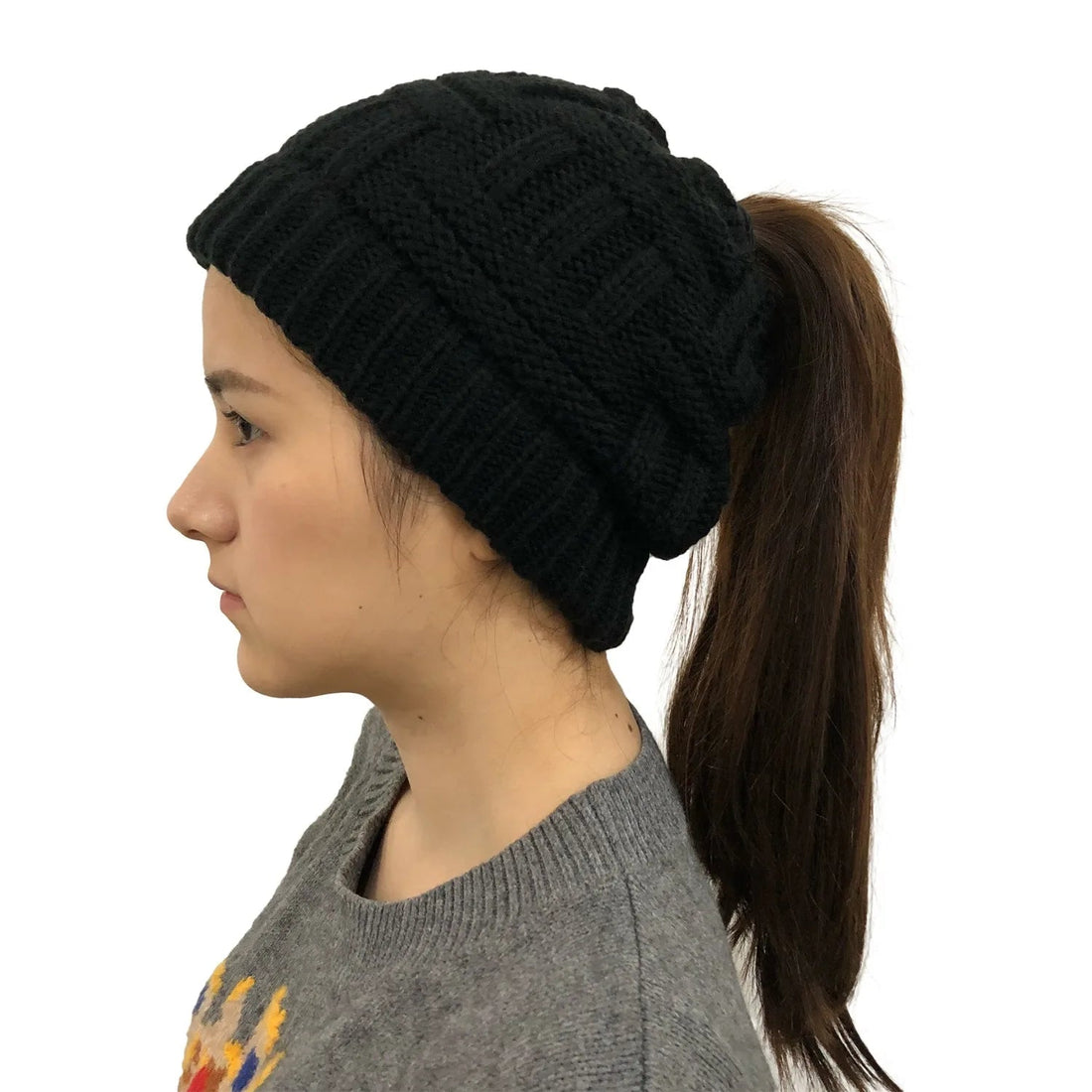 Damen-Wintermütze mit Zopfloch für Pferdeschwanz und Dutt – warm, sportlich, in Schwarz, Weiß, Rot und Grau