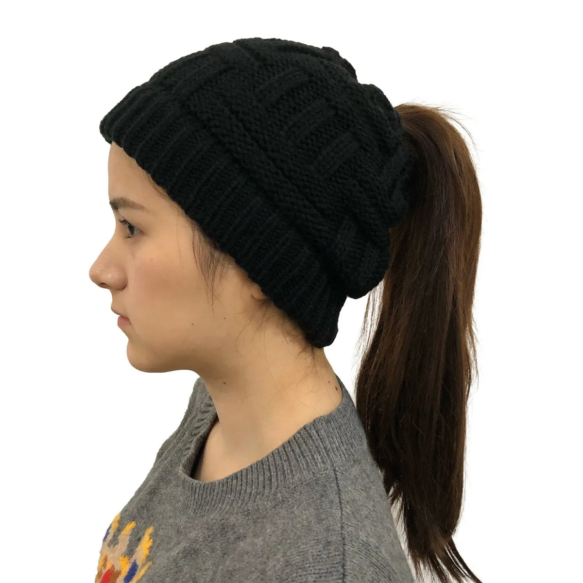 Damen-Wintermütze mit Zopfloch für Pferdeschwanz und Dutt – warm, sportlich, in Schwarz, Weiß, Rot und Grau