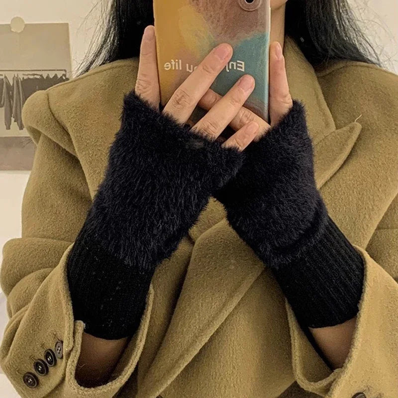 Fingerlose Plüsch-Handschuhe für Damen im Winter – weich, Fingerspitzen frei für Handy und Tastatur, in Schwarz, Khaki, Weiß, Rosa
