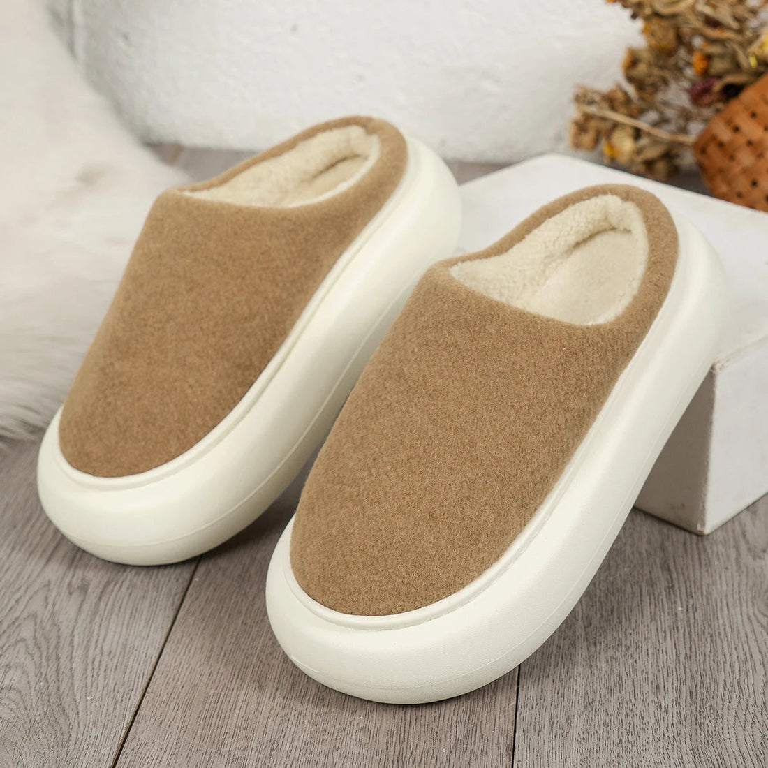 Warme Plüsch-Hausschuhe für Damen für Wohnung und gemütliche Abende – weich und leicht, in Beige und Braun, US-Größen 5,5 bis 7,5
