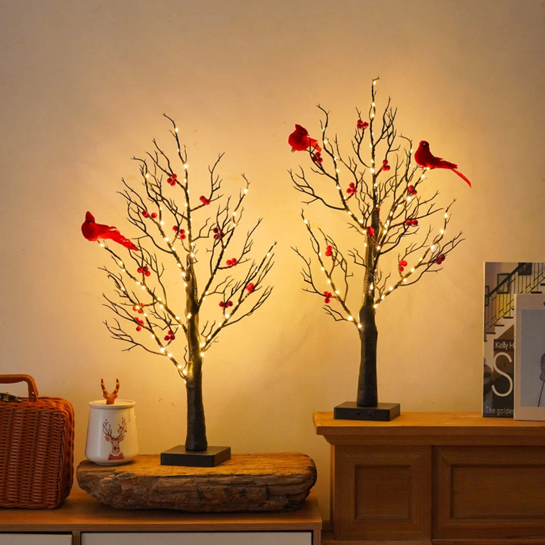 Leuchtender Deko-Baum mit Kupferdraht-Lichtern, Kardinalvögeln und Beeren für Kaminsims und Fensterbank – batteriebetrieben, warmweiß
