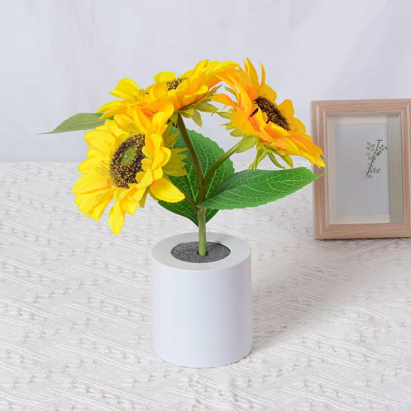 Sonnenblumen-Tischlampe mit drei Kunstblüten im Topf für Nachttisch, Schreibtisch und Regal – LED, 2 Helligkeitsstufen, USB-Akku, 8 Stunden