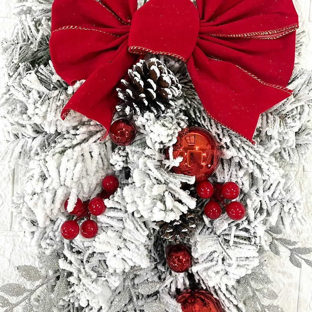Weihnachts-Türdeko-Set mit Girlande, Kranz und zwei Swags für Haustür und Eingangsbereich – beschneite Tannenoptik mit roten Beeren und Schleifen