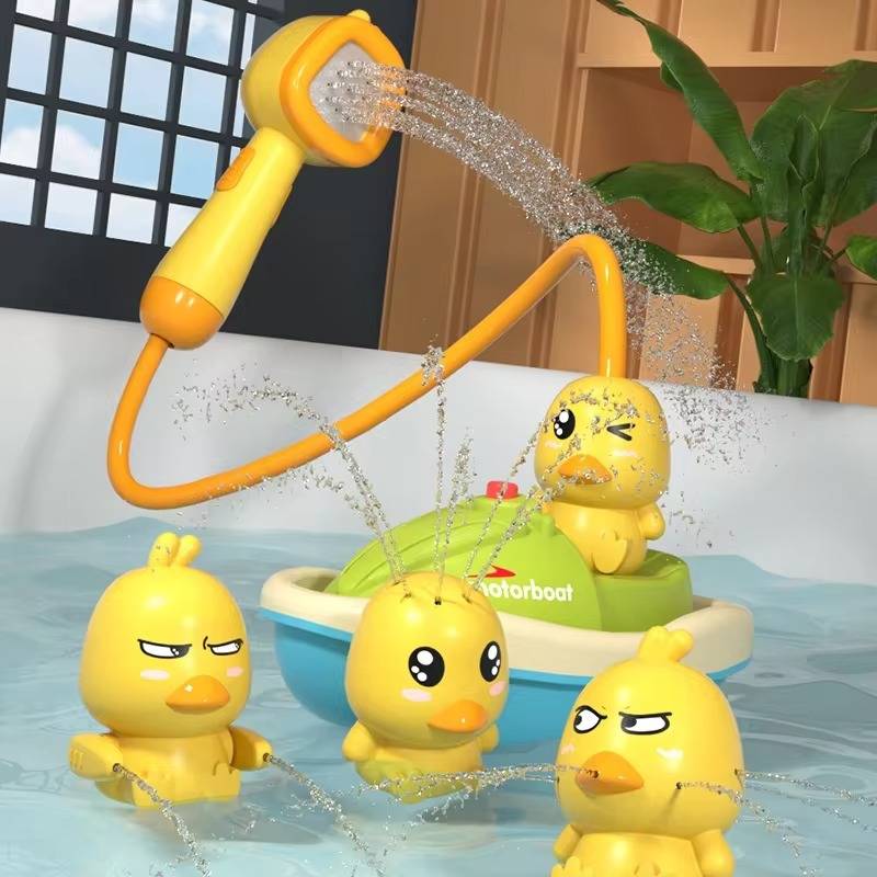 Badespielzeug-Set mit Motorboot, 4 Badeenten und Handbrause für Badewanne und Planschbecken – spritzt Wasser, 7 Teile, Gelb, Grün und Blau