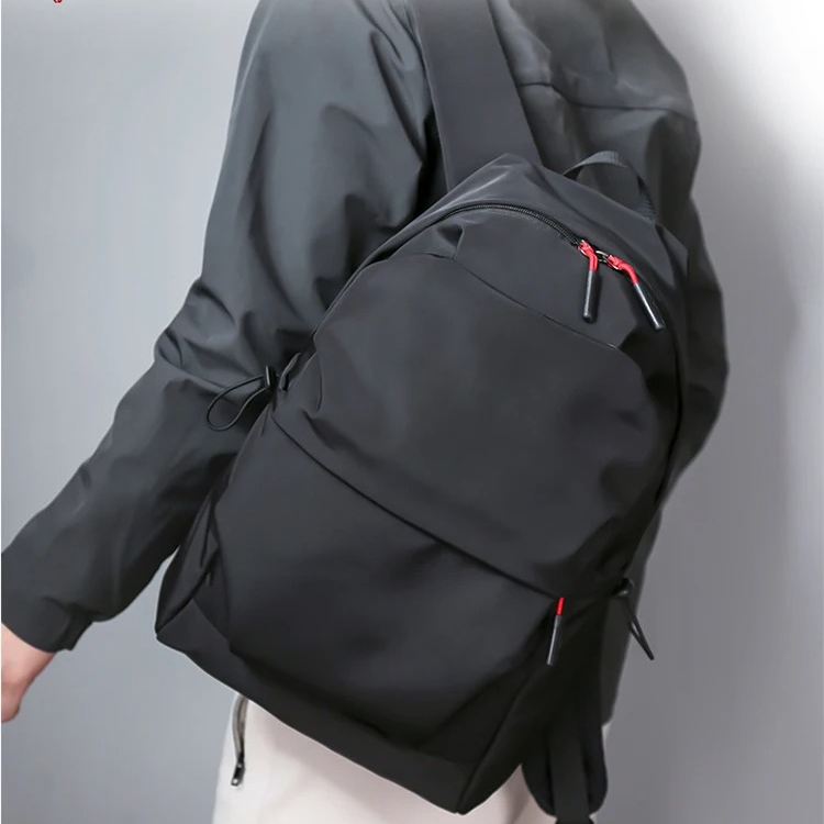 Schlichter schwarzer Rucksack aus wasserabweisendem Nylon für Uni, Büro und Reise – Laptopfach bis 16 Zoll, 7 Fächer, Diebstahlschutzfach