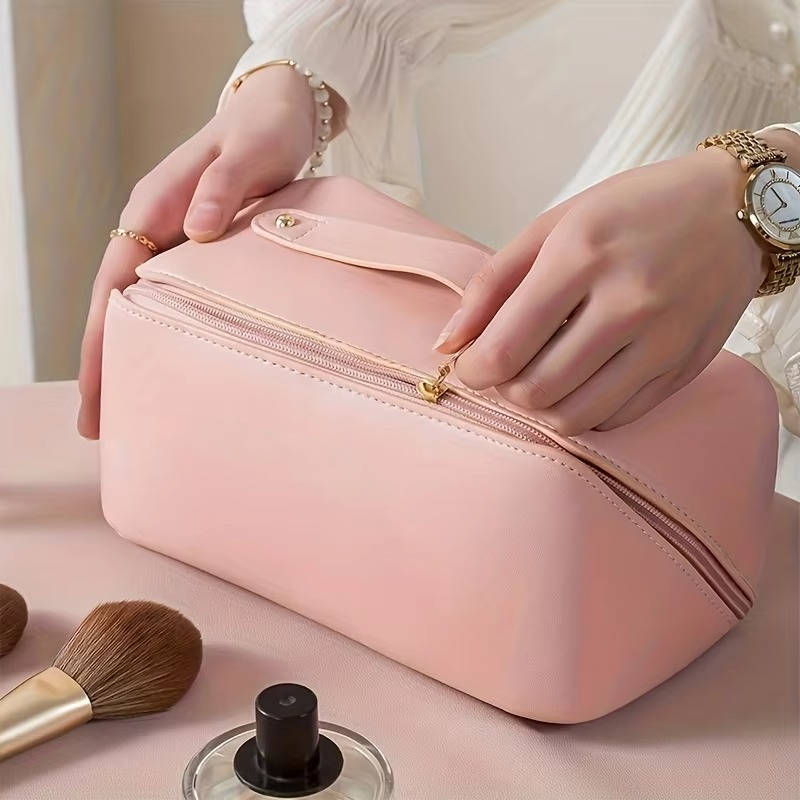 Kosmetiktasche in Kissenform aus Kunstleder für Reise und Schminktisch – große Öffnung, Netzfächer, Tragegriff, spritzwassergeschützt, 4 Farben