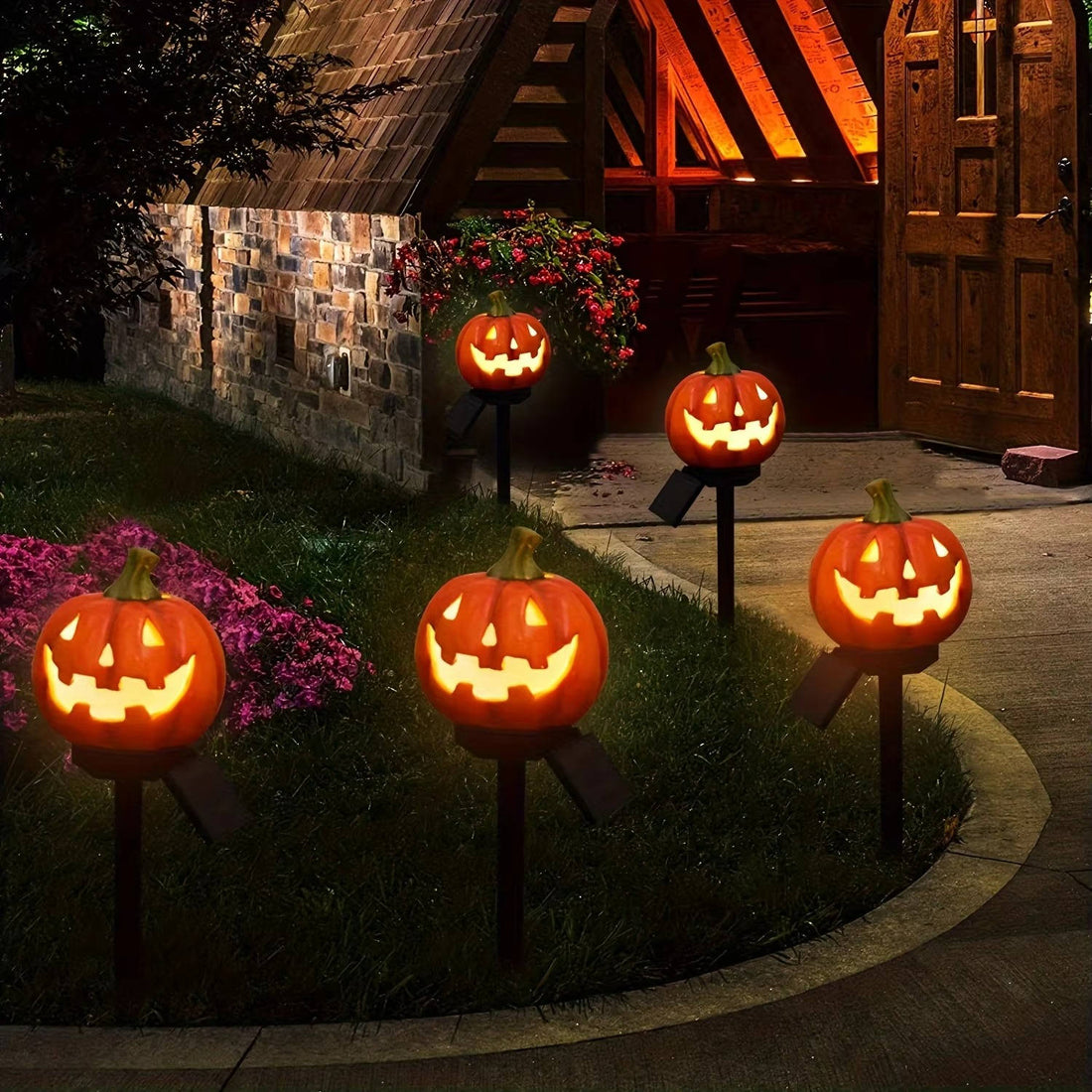 Solar-Wegeleuchten in Kürbisform aus Kunstharz für Halloween-Deko in Garten und Einfahrt – Erdspieß, Dämmerungsautomatik, warmweiß, 2 bis 12 Stück