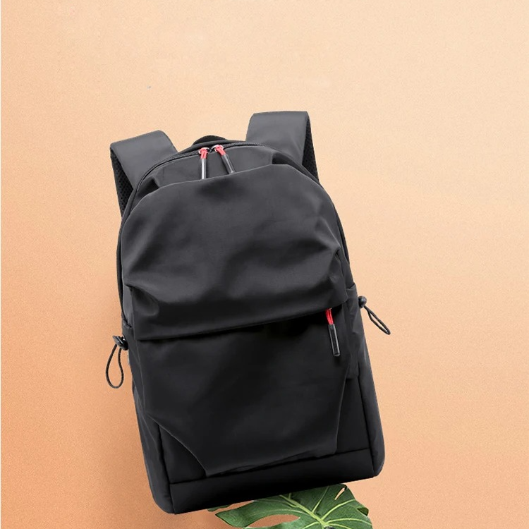 Schlichter schwarzer Rucksack aus wasserabweisendem Nylon für Uni, Büro und Reise – Laptopfach bis 16 Zoll, 7 Fächer, Diebstahlschutzfach