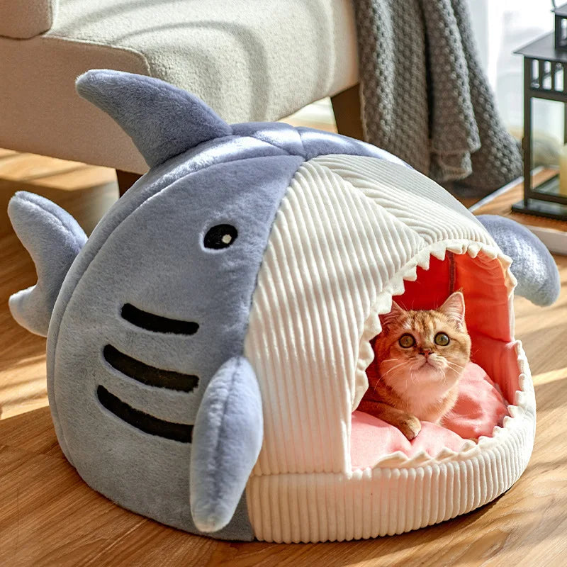Kuschelhöhle in Hai-Form für Katzen und kleine Hunde aus weichem Plüsch – 40 × 40 × 32 cm, 2-in-1 als Höhle oder offenes Bett, Blau oder Grau
