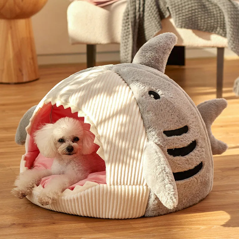 Kuschelhöhle in Hai-Form für Katzen und kleine Hunde aus weichem Plüsch – 40 × 40 × 32 cm, 2-in-1 als Höhle oder offenes Bett, Blau oder Grau