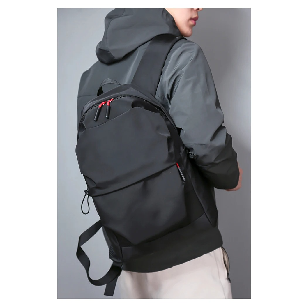 Schlichter schwarzer Rucksack aus wasserabweisendem Nylon für Uni, Büro und Reise – Laptopfach bis 16 Zoll, 7 Fächer, Diebstahlschutzfach