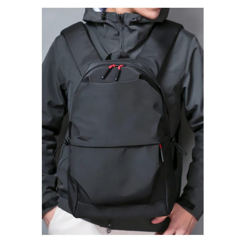 Schlichter schwarzer Rucksack aus wasserabweisendem Nylon für Uni, Büro und Reise – Laptopfach bis 16 Zoll, 7 Fächer, Diebstahlschutzfach