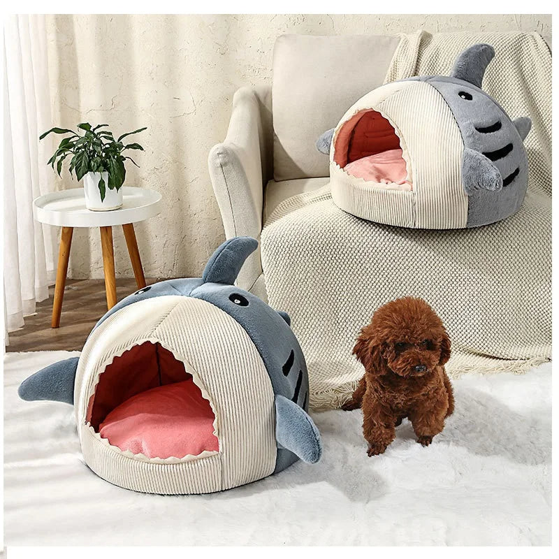 Kuschelhöhle in Hai-Form für Katzen und kleine Hunde aus weichem Plüsch – 40 × 40 × 32 cm, 2-in-1 als Höhle oder offenes Bett, Blau oder Grau