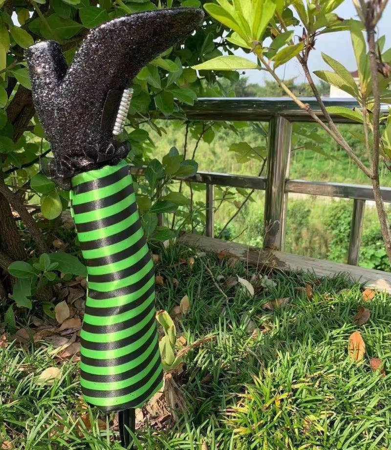 Hexenbeine mit Ringelstrümpfen als Halloween-Deko für Garten, Beet und Veranda – mit Erdspießen, Kunststoff und Schaumstoff, in 5 Farben