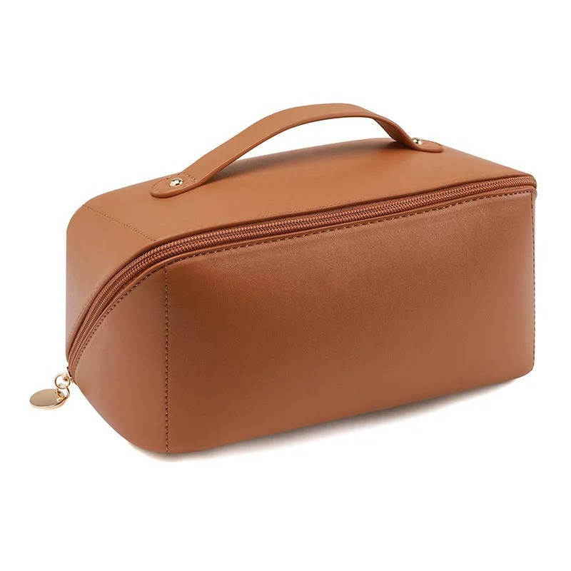 Kosmetiktasche in Kissenform aus Kunstleder für Reise und Schminktisch – große Öffnung, Netzfächer, Tragegriff, spritzwassergeschützt, 4 Farben