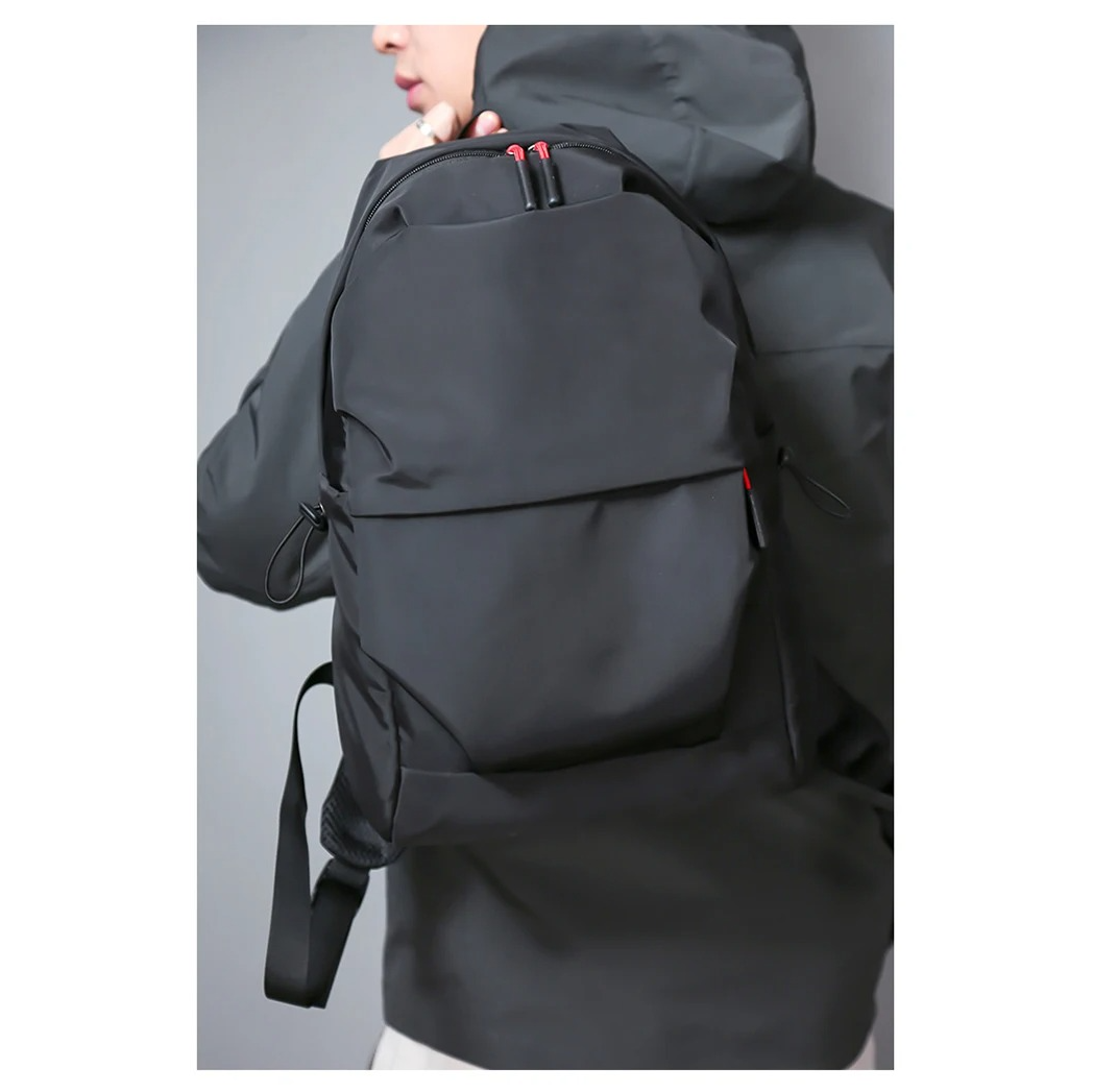 Schlichter schwarzer Rucksack aus wasserabweisendem Nylon für Uni, Büro und Reise – Laptopfach bis 16 Zoll, 7 Fächer, Diebstahlschutzfach
