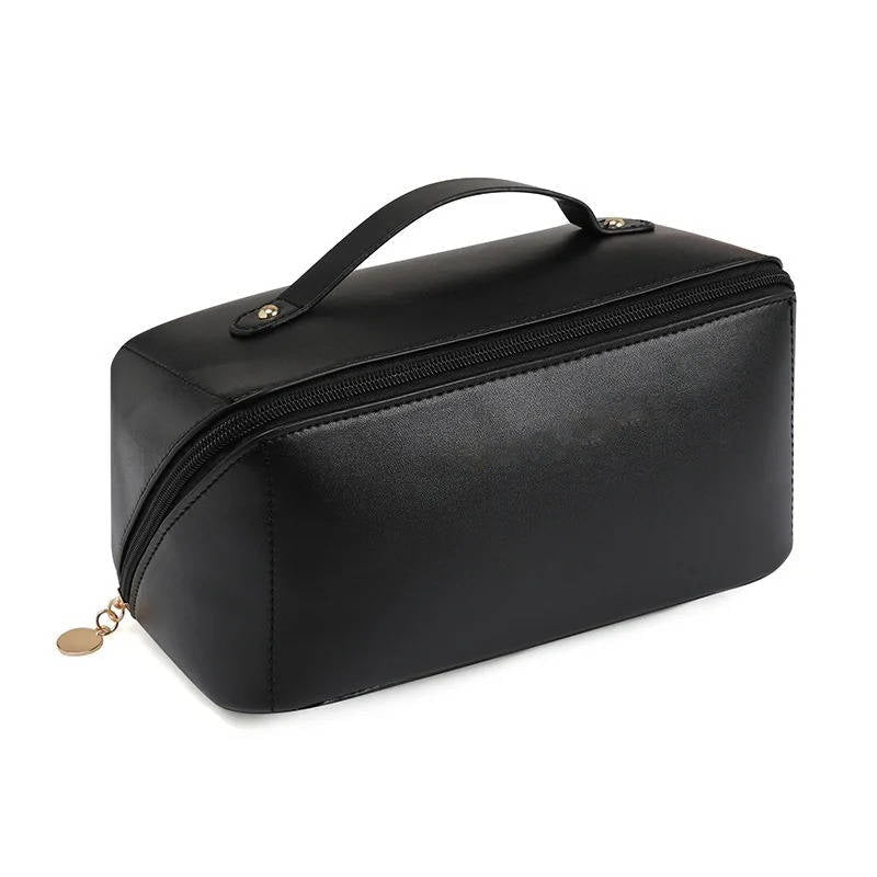 Kosmetiktasche in Kissenform aus Kunstleder für Reise und Schminktisch – große Öffnung, Netzfächer, Tragegriff, spritzwassergeschützt, 4 Farben