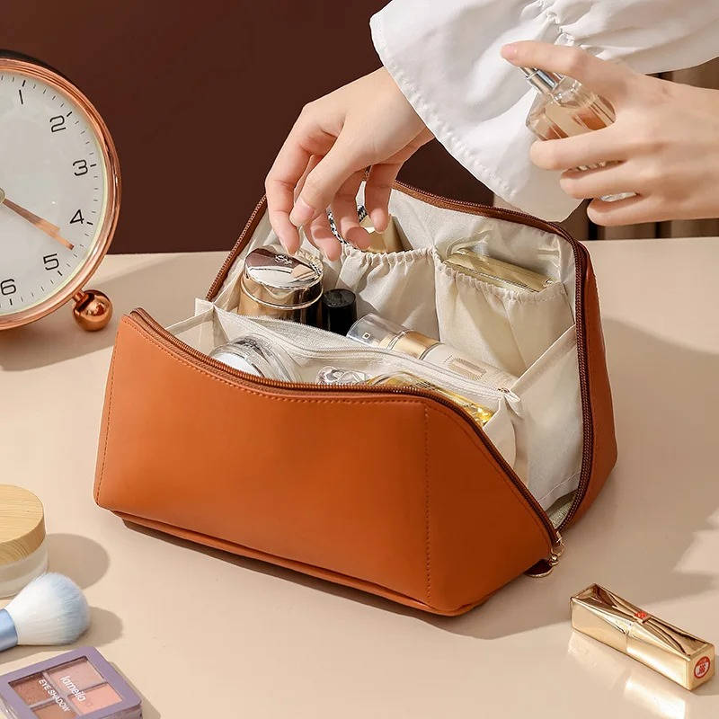 Kosmetiktasche in Kissenform aus Kunstleder für Reise und Schminktisch – große Öffnung, Netzfächer, Tragegriff, spritzwassergeschützt, 4 Farben