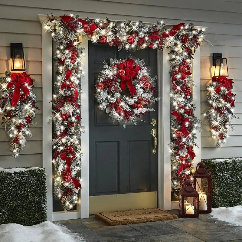 Weihnachts-Türdeko-Set mit Girlande, Kranz und zwei Swags für Haustür und Eingangsbereich – beschneite Tannenoptik mit roten Beeren und Schleifen
