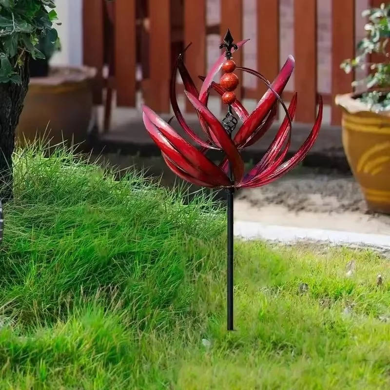 Windspiel aus Metall mit Gartenstab für Beet, Rasen und Vorgarten – drehende Blütenform mit Kugeln, Lichtreflexe, in Blau oder Rot