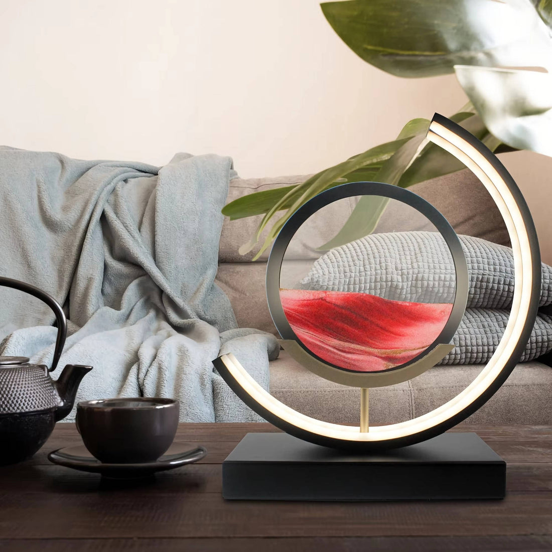 Tischlampe mit bewegtem Sandbild als Moving Sand Art für Wohnzimmer, Büro und Schreibtisch – drehbares Sandbild im Ring, leuchtender Lichtbogen, Rot