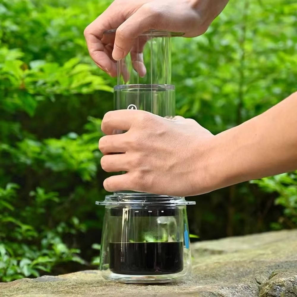 Tragbarer Kaffeebereiter aus bruchfestem Kunststoff für Büro, Reise und Camping – 3 in 1, Dreifachfilter, Sichtfenster