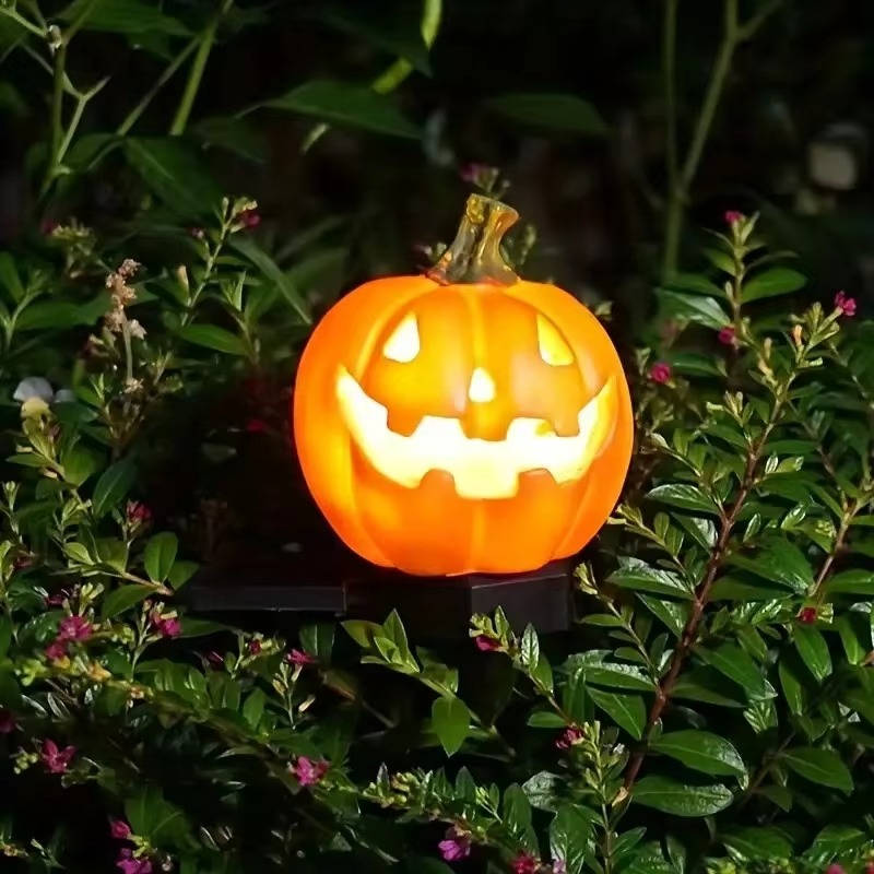 Solar-Wegeleuchten in Kürbisform aus Kunstharz für Halloween-Deko in Garten und Einfahrt – Erdspieß, Dämmerungsautomatik, warmweiß, 2 bis 12 Stück