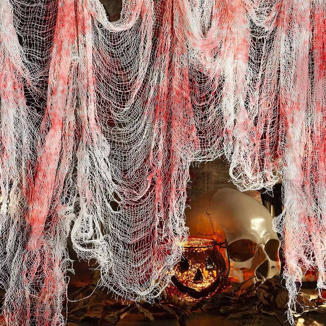 Zerrissenes Grusel-Tuch als Halloween-Deko für Garten, Bäume und Hauswand – ca. 20 m, zuschneidbar, Weiß mit roten Flecken oder Schwarz