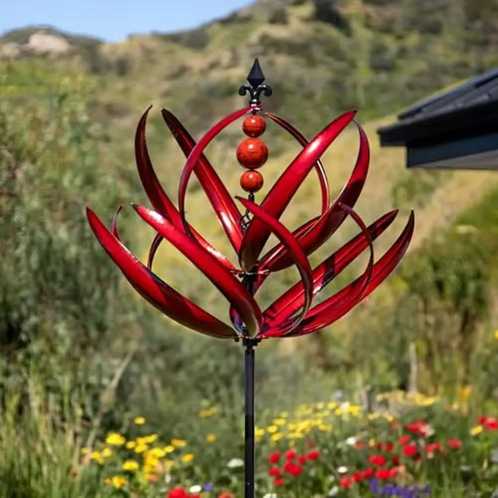 Windspiel aus Metall mit Gartenstab für Beet, Rasen und Vorgarten – drehende Blütenform mit Kugeln, Lichtreflexe, in Blau oder Rot